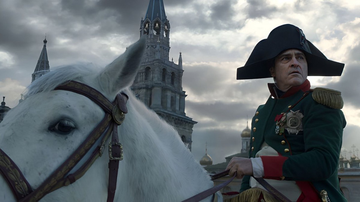 Joaquin Phoenix trong tạo hình hoàng đế Napoleon - Ảnh: Columbia Pictures