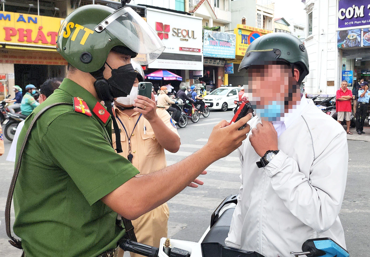 Cảnh sát giao thông kiểm tra nồng độ cồn ban ngày ở quận Gò Vấp, ngày 2-12 - Ảnh: M.HÒA