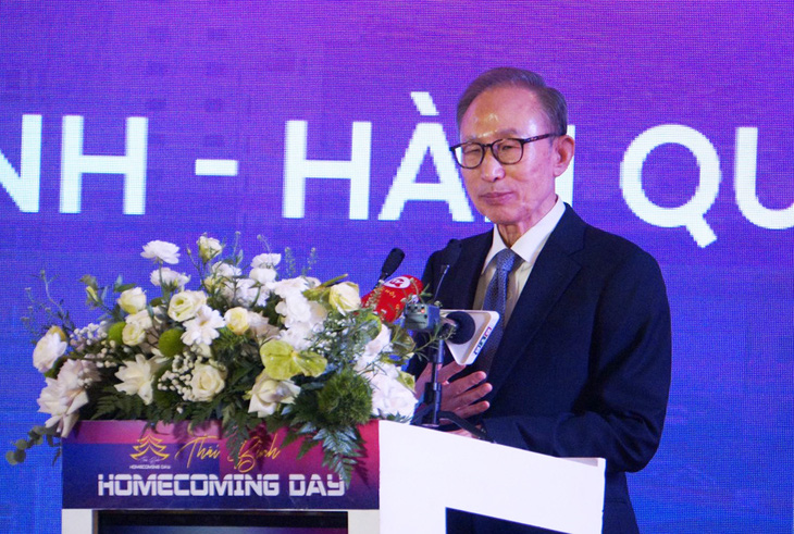 Cựu Tổng thống Hàn Quốc Lee Myung Bak kêu gọi các doanh nghiệp nước này đẩy mạnh nghiên cứu hợp tác đầu tư, lựa chọn tỉnh Thái Bình làm nơi sản xuất, kinh doanh - Ảnh: T.THẮNG