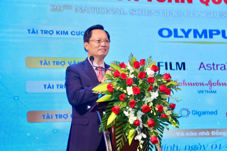 Giáo sư Mai Hồng Bàng - chủ tịch Hội Khoa học tiêu hóa Việt Nam, phát biểu tại hội nghị - Ảnh: T.C.