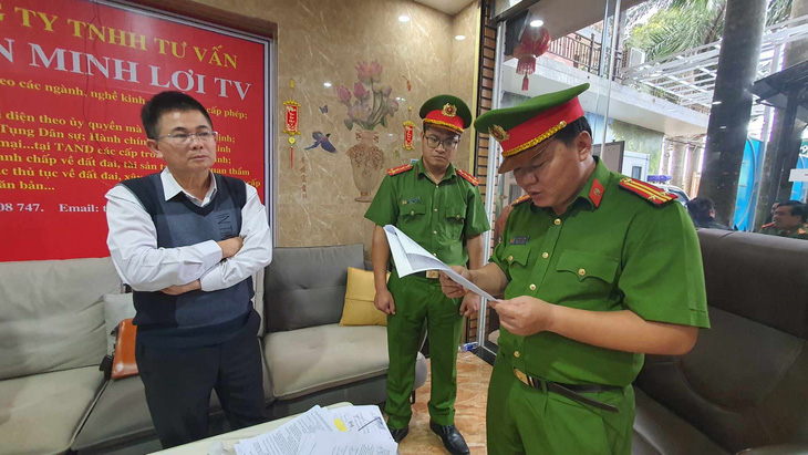 Ông Trần Minh Lợi nghe các quyết định khởi tố vụ án, khởi tố bị can - Ảnh: SỸ ĐỨC