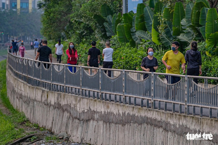 Người dân tập thể dục tại tuyến đường dành cho người đi bộ dọc sông Tô Lịch - Ảnh: NAM TRẦN