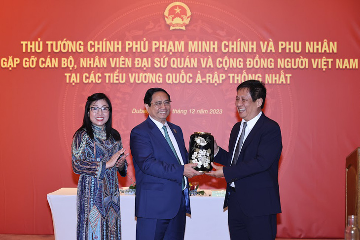 Thủ tướng và phu nhân tặng quà cho Đại sứ quán Việt Nam tại UAE - Ảnh: N.BẮC