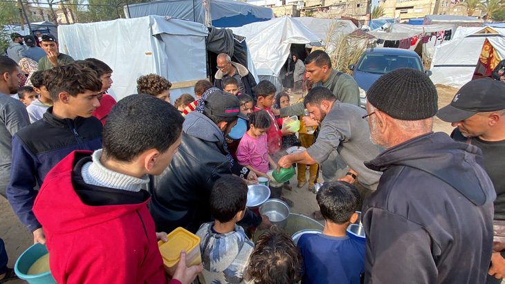 Người Palestine mất nhà cửa tập trung tại bệnh viện Nasser ở Khan Younis, phía nam Dải Gaza ngày 1-12 - Ảnh: REUTERS