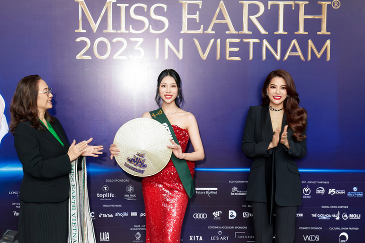 Miss Earth các nước đội nón lá, đeo sash do Trương Ngọc Ánh trao- Ảnh 6.