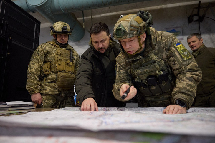 Ông Zelensky (thứ hai từ trái qua) họp bàn với bộ chỉ huy quân sự thị trấn Kupiansk hôm 30-11 - Ảnh: AFP