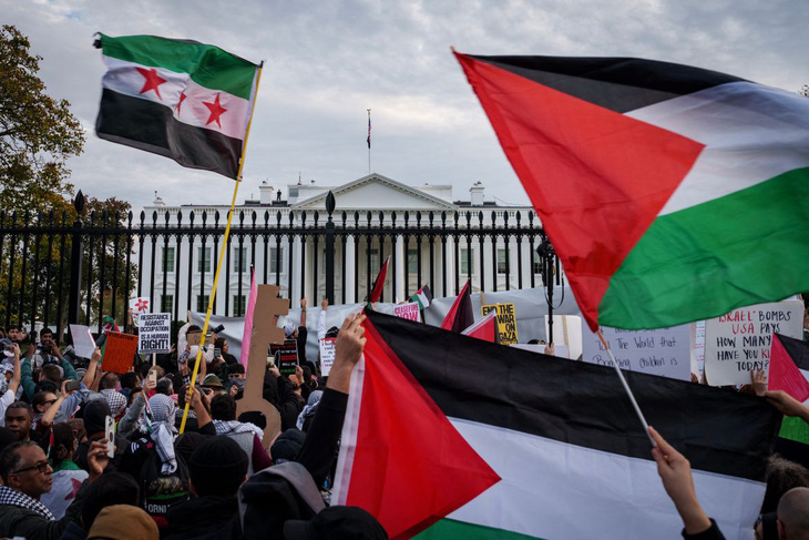 Người biểu tình giăng cờ Palestine trước Nhà Trắng ở thủ đô Washington (Mỹ) - Ảnh: AFP