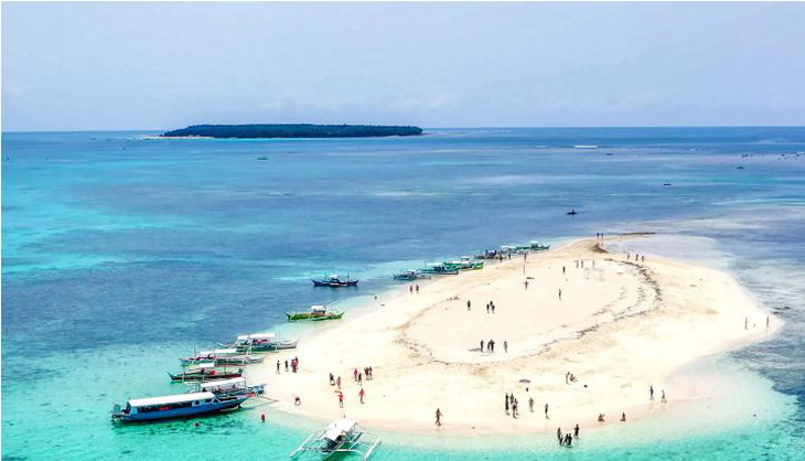Mindanao là đảo lớn thứ hai của Philippines. Trong ảnh là &quot;Naked Island&quot;, một bãi cát trắng dài 200m của Mindanao - Ảnh: PROJECTLUPAD.COM