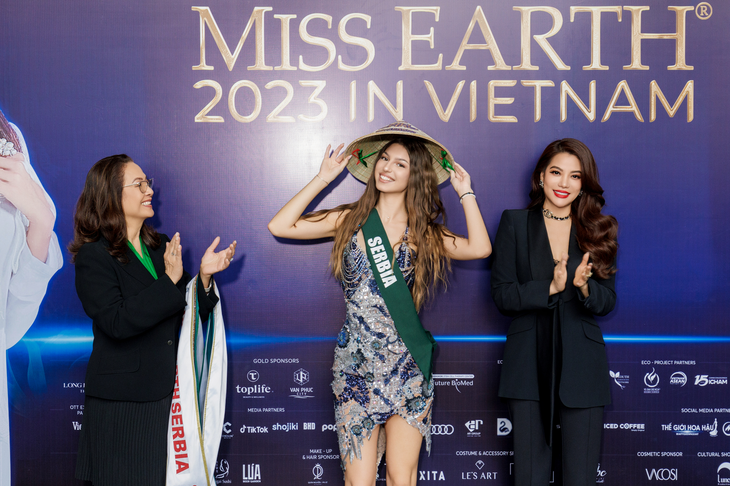 Thí sinh Miss Earth 2023 hào hứng khi đội nón lá Việt Nam