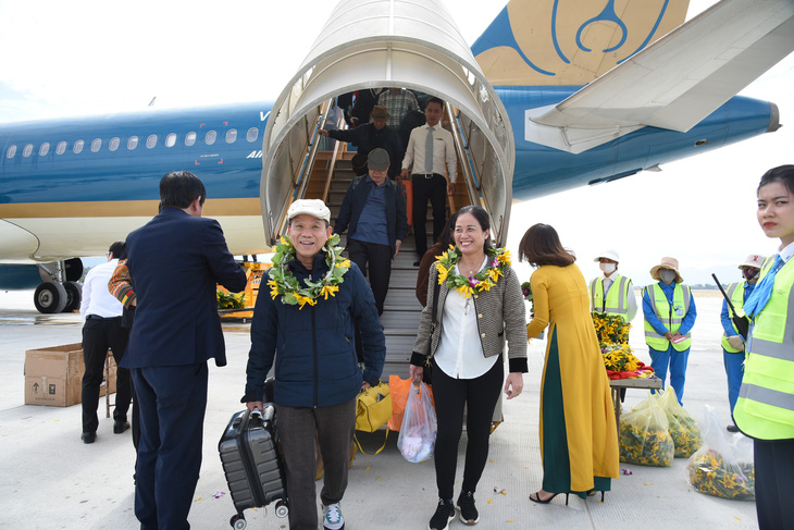 Những hành khách đầu tiên từ chuyến bay VN 1802 của Vietnam Airlines bước xuống sân bay Điện Biên - Ảnh: VNA