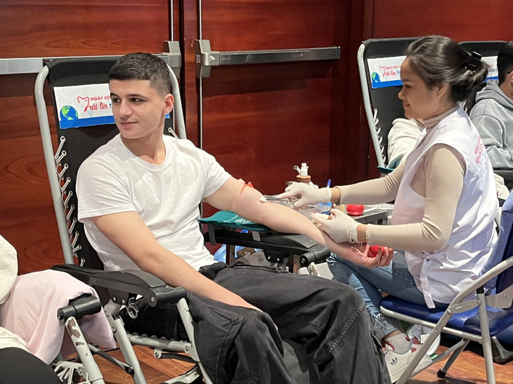 Celik Gedik thực hiện hiến máu lần đầu tiên tại Việt Nam trong chương trình “Trái tim yêu thương 2023” - Ảnh: THU HIẾU