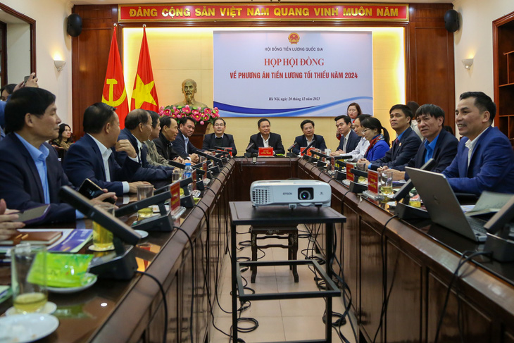 Thứ trưởng Bộ Lao động - Thương binh và Xã hội Lê Văn Thanh thông báo tăng lương tối thiểu vùng 6% - Ảnh: HÀ QUÂN
