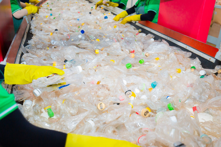 Dây chuyền tái chế chai nhựa công nghệ cao của Nhà máy nhựa Duy Tân - Ảnh: D.T.