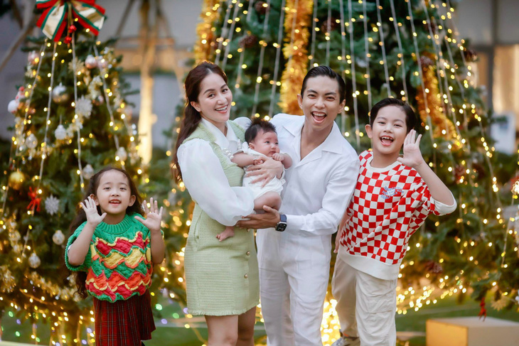 Khánh Thi Phan Hiển tiết lộ, kỉ niệm đáng nhớ nhất trong bộ ảnh giáng sinh năm nay là cặp đôi tất bật lo bỉm - sữa và chăm sóc cho 3 nhóc tì