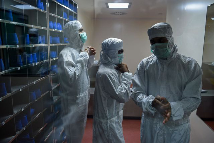Nhân viên  trước khi vào phòng thí nghiệm sản xuất vắc xin Covishield tại Viện Huyết thanh của Ấn Độ ở Pune  ngày 22 tháng 1 năm 2021. Ảnh: AFP