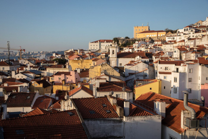 Các tòa nhà dân cư ở Lisbon, Bồ Đào Nha - Ảnh: BLOOMBERG