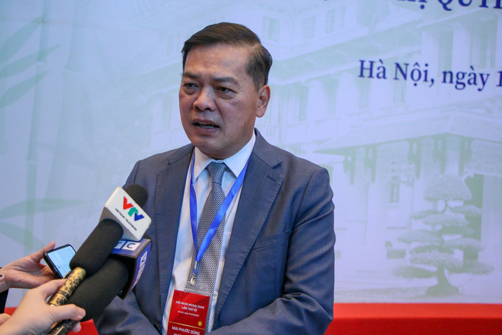 Đại sứ Việt Nam tại Singapore Mai Phước Dũng trả lời báo chí bên lề Hội nghị Ngoại giao thứ 32 - Ảnh: DUY LINH