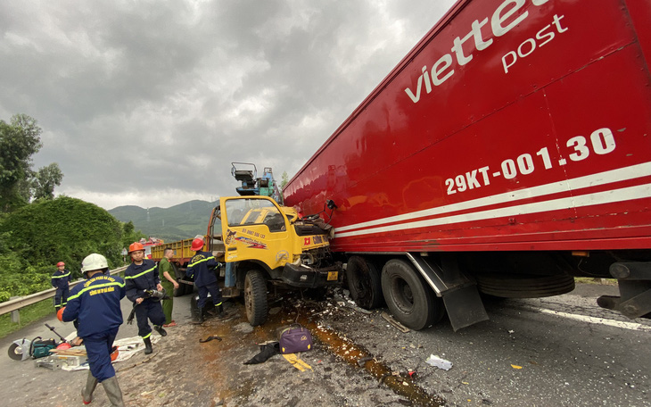 Tai nạn giữa xe cẩu và xe chở hàng trên đường tránh Nam Hải Vân