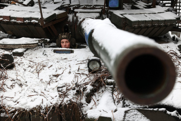 Xe tăng của lực lượng Ukraine chiến đấu tại Bakhmut, thuộc khu vực Donetsk, ngày 13-12 - Ảnh: AFP
