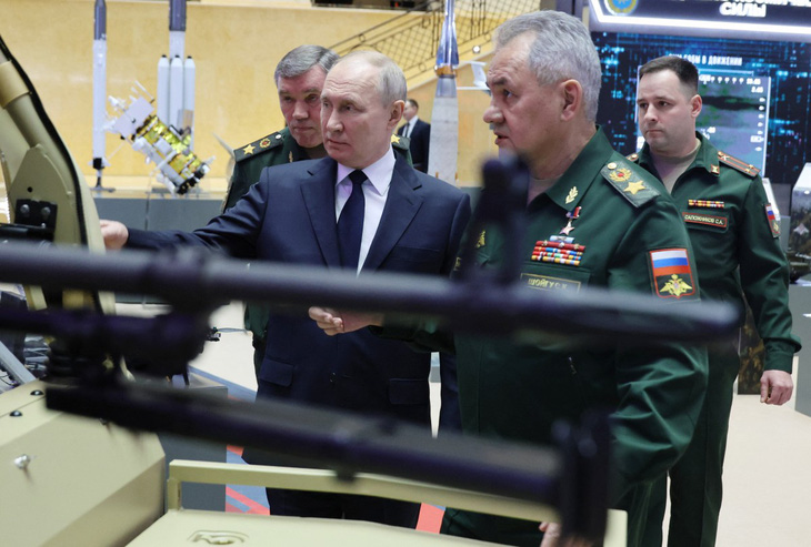 Tổng thống Nga Vladimir Putin và Bộ trưởng Quốc phòng Sergei Shoigu tham quan một cuộc triển lãm thiết bị quân sự ở Matxcơva vào ngày 19-12 - Ảnh: AFP