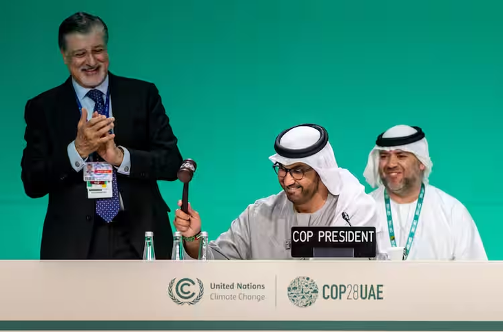 Chủ tịch COP28 thông qua thỏa thuận cuối cùng của thượng đỉnh lần này. Ảnh cắt từ video Reuters