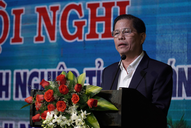 Ông Nguyễn Tấn Tuân - chủ tịch UBND tỉnh Khánh Hòa - phát biểu tại buổi đối thoại - Ảnh: Th.Đ.