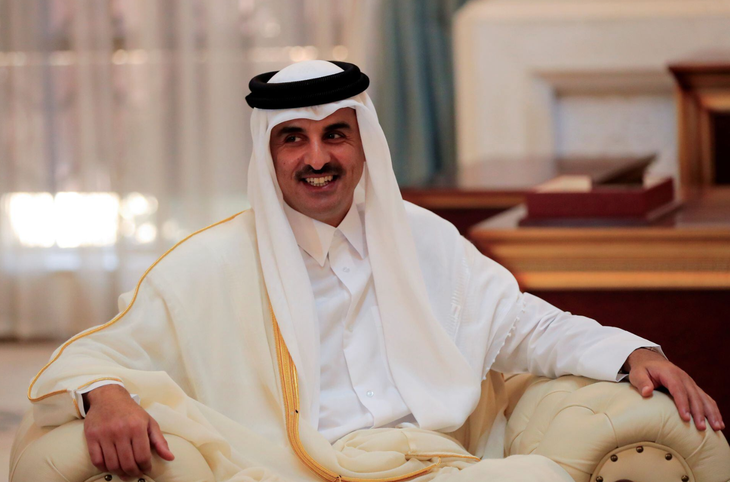 Tiểu vương Tamim bin Hamad al-Thani trong buổi lễ chào đón Tổng thống Iraq Barham Salih vào ngày 28-8-2021 - Ảnh: REUTERS