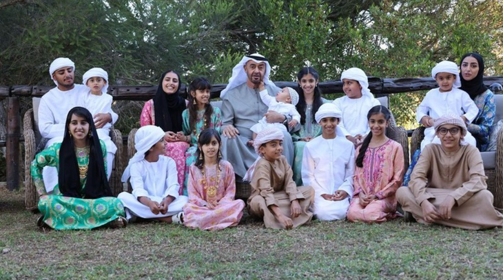 Tổng thống UAE Mohamed bin Zayed Al Nahyan - người đứng đầu gia tộc Nahyan - chụp hình cùng gia đình - Ảnh: INSTAGRAM