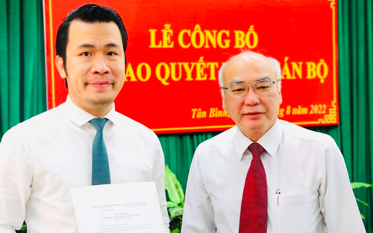 Ông Trương Tấn Sơn (bên trái) khi nhận quyết định giữ chức ủy viên Ban Thường vụ Quận ủy quận Tân Bình ngày 4-8-2022 - Ảnh: Thành ủy TP.HCM