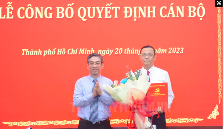 Phó bí thư Thành ủy TP.HCM Nguyễn Phước Lộc trao quyết định cho ông Cao Sơn Yên (bên phải) - Ảnh: THÀNH ỦY TP.HCM