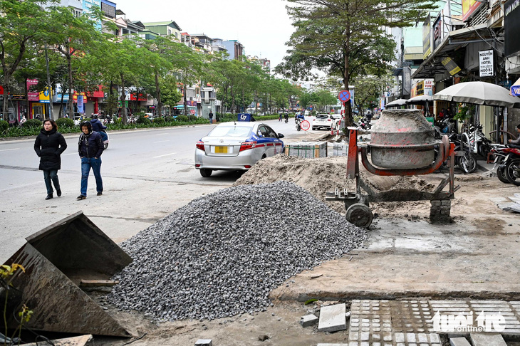 Mùa mua sắm cuối năm, tiểu thương Hà Nội ngán ngẩm vì vỉa hè bị đào xới- Ảnh 4.