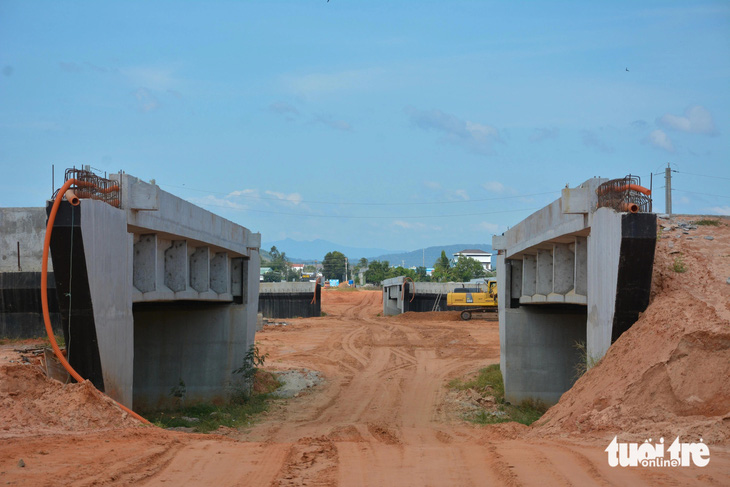 Các nhà thầu đang triển khai mũi thi công ở đoạn 1,6km đầu tiên của dự án đường Hàm Kiệm - Tiến Thành thuộc địa phận huyện Hàm Thuận Nam, Bình Thuận.