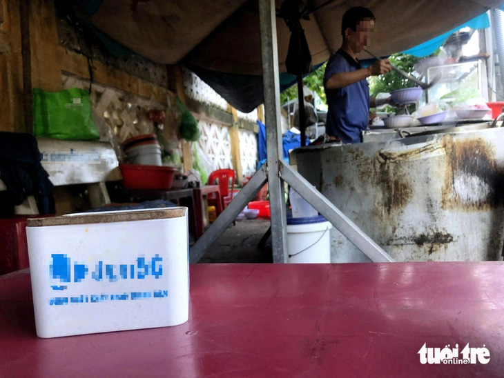 Quảng cáo cờ bạc (cá độ bóng đá, đá gà...) ở một quán ăn tại TP Tuy Hòa (Phú Yên) - Ảnh: NGUYỄN HOÀNG
