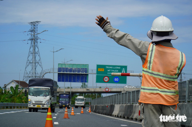 Hiện các công nhân đang hoàn tất những khâu cuối cùng để kết nối cao tốc Trung Lương - Mỹ Thuận và dự án cầu Mỹ Thuận 2
