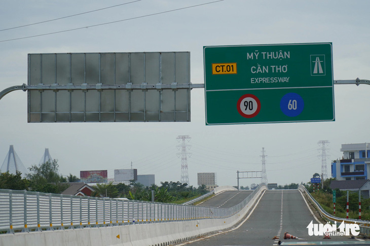 Ngay tại dốc cầu Mỹ Thuận 2 có biển báo tốc độ tối đa là 90km/h. Hiện nay các cơ quan chức năng cũng đang nghiên cứu nâng tốc độ tối đa tại cao tốc Trung Lương - Mỹ Thuận lên mức tương đương