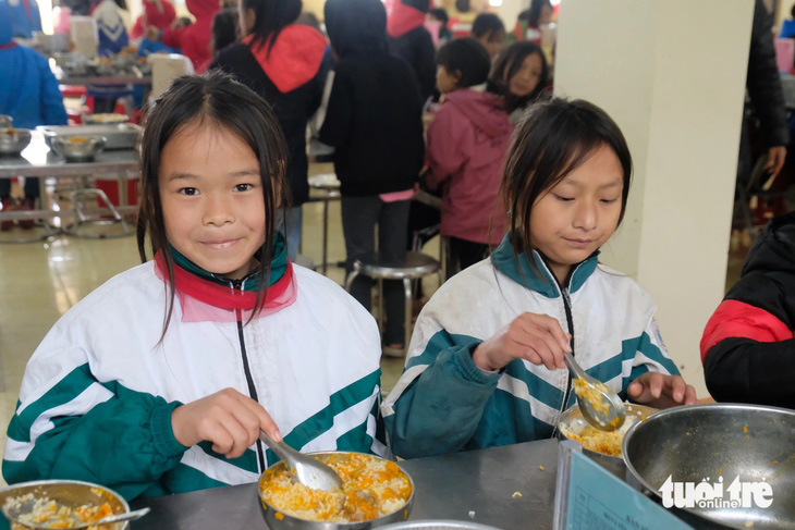 Học sinh Trường phổ thông dân tộc bán trú tiểu học Hoàng Thu Phố 1 ăn bán trú buổi trưa 19-12 - Ảnh: NGUYÊN BẢO