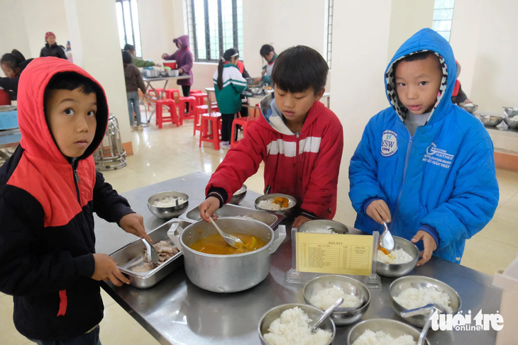 Học sinh Trường phổ thông dân tộc bán trú tiểu học Hoàng Thu Phố 1 (Lào Cai) với bữa ăn bán trú trưa 19-12 - Ảnh: NGUYÊN BẢO