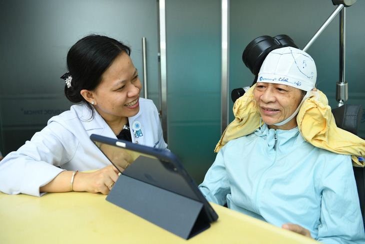 BS CKII. Tống Mai Trang trò chuyện cùng người bệnh đang điều trị sa sút trí tuệ bằng phương pháp kích thích não sâu