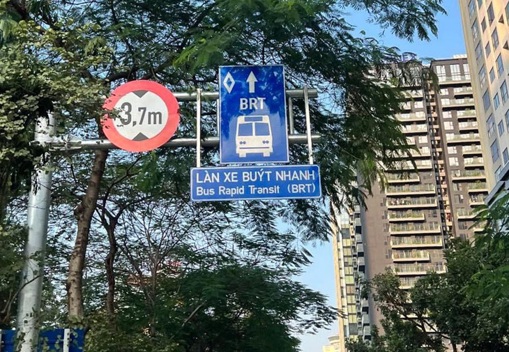 Biển báo mới được thay thế của tuyến buýt nhanh BRT 01 - Ảnh: L.S.
