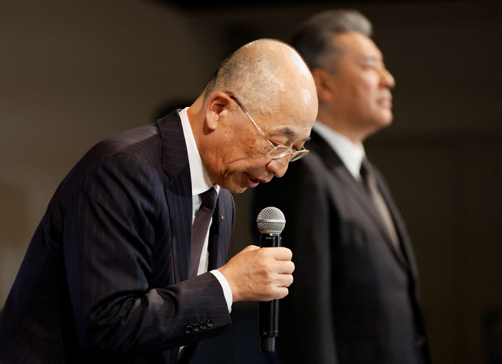 Chủ tịch Daihatsu Soichiro Okudaira cúi đầu xin lỗi tại họp báo ở Tokyo, ngày 20-12 - Ảnh: REUTERS