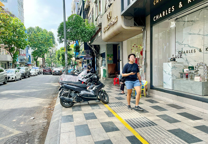 Quận 1 (TP.HCM) kẻ vạch vỉa hè đường Nguyễn Trãi để người dân đậu xe máy miễn phí, tự quản - Ảnh: CHÂU TUẤN