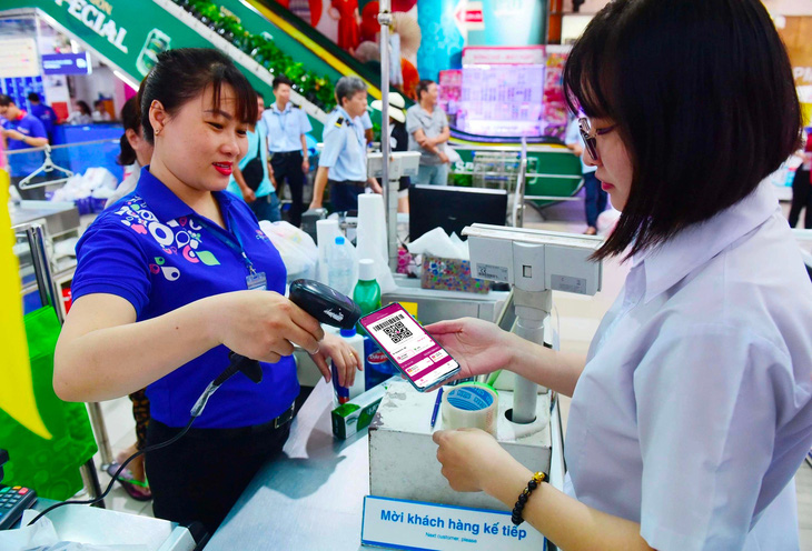 Người dùng MoMo có thể đổi thẻ quà để mua cam sành miễn phí tại hệ thống siêu thị Saigon Co.op - Ảnh: PHƯƠNG THẢO