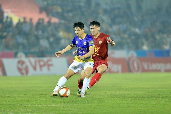 CLB Hà Nội chưa từng thua Hồng Lĩnh Hà Tĩnh (áo đỏ) trong 8 lần đối đầu gần nhất - Ảnh: VPF