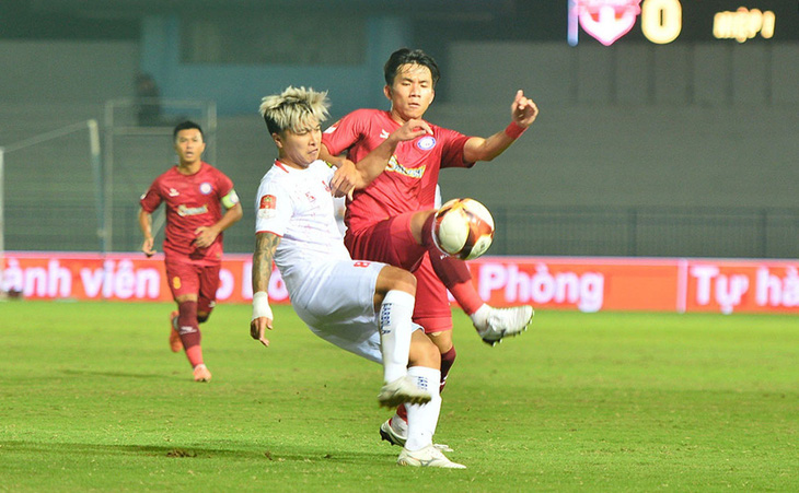 CLB Khánh Hòa (phải) ở trận thua chủ nhà Hải Phòng 1-3 - Ảnh: VPF