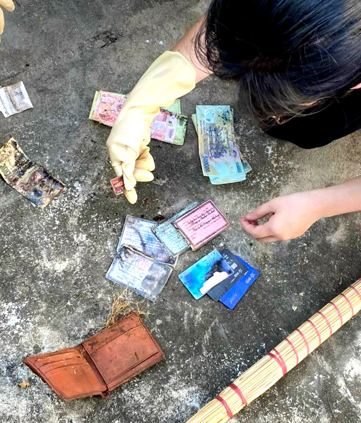 Chiếc ví với đầy đủ giấy tờ và số tiền lớn của ông Phạm Văn Đông được các đoàn viên của Chi cục Thuế Nha Trang tìm thấy - Ảnh: HOÀNG DƯƠNG