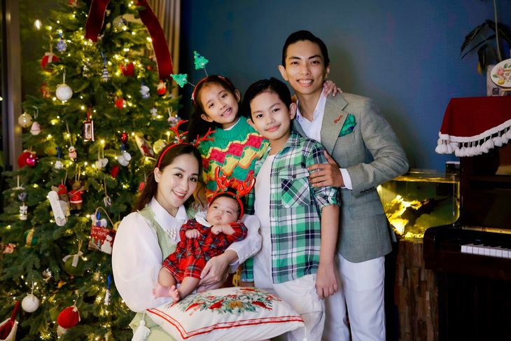 Gia đình Khánh Thi Phan Hiển với 5 thành viên hạnh phúc đón Giáng sinh