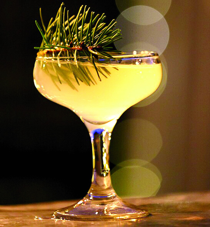 Món Woodland martini với cây Giáng sinh tại một quán bar ở London.