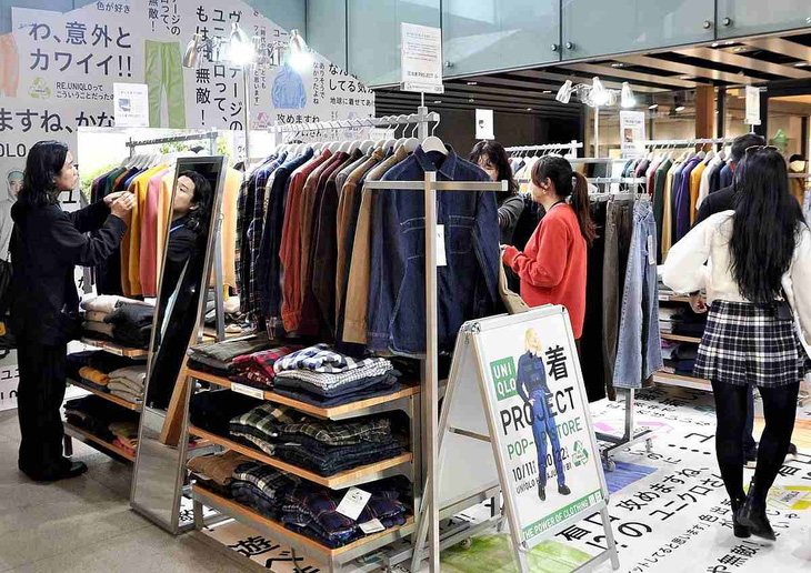 Uniqlo bán quần áo cũ tại cửa hàng ở Harajuku, Tokyo, Nhật Bản.Ảnh: japannews.yomiuri.co.jp