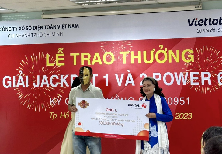 NSND Kim Cương đại diện nhận số tiền từ tỉ phú Jackpot L.H.L gửi tặng các nghệ sĩ neo đơn. 