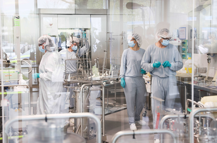 Nhân viên tại nhà máy Allergopharma (Đức), nơi sản xuất vắc xin Pfizer/BioNTech Covid-19. Ảnh: Reuters